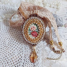 Pendentif Reflets de Ros&eacute;e brod&eacute; avec cabochon r&eacute;sine, dentelle ancienne, chatons, gouttes Crystal, perles verres et rocailles